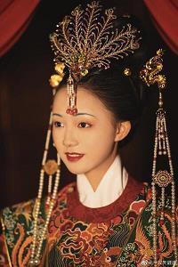 一个人看月亮伤感句子：月光再亮，终究冰凉